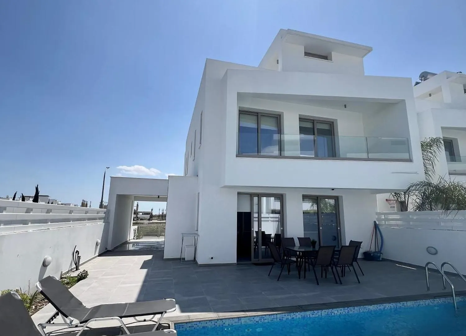 Hubstay - Seaview Villa Oriana In Larnaca, 10 Min Walk To The Beach  Larnaca