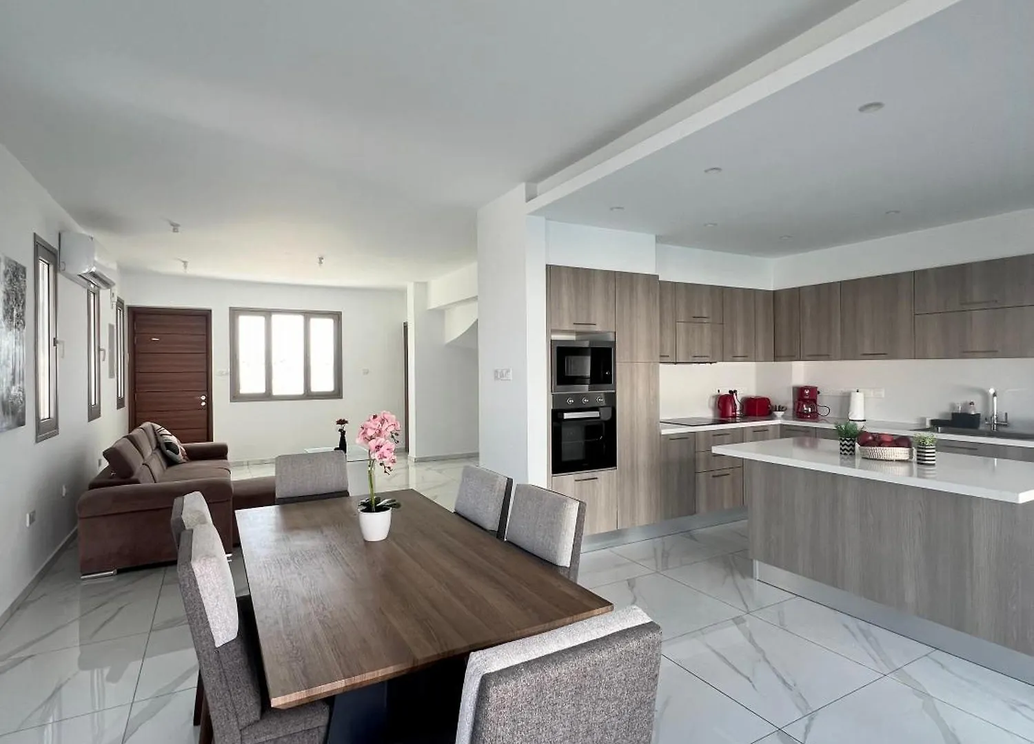 Hubstay - Seaview Villa Oriana In Larnaca, 10 Min Walk To The Beach Cypern